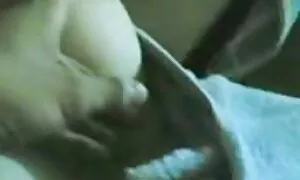 Sul portico cazzo con matura pelosa inculata questa puttana per aprire le gambe in modo che lei arricchisce la sua figa e culo