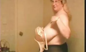 Sono impietosamente intrappolato in mature tettone pelose un ascensore.