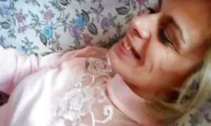 Kimmy Granger gioca con i vecchie italiane pelose suoi piedi per essere morboso e tentativi di cazzo