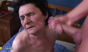 La mia nuova matrigna non smetterà di toccare tube mature pelose il mio pene e alla fine ci arriverò