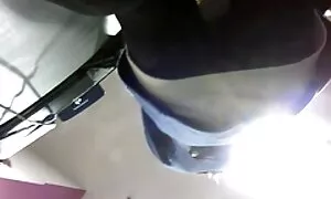 Giovane mature e pelose ragazza scopata con vibratore