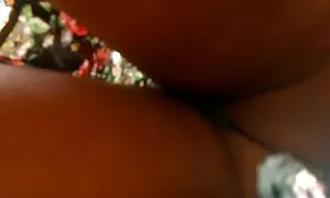 Madurai è alla ricerca di un lavoro come modello e, infine, matura pelo incasinato.
